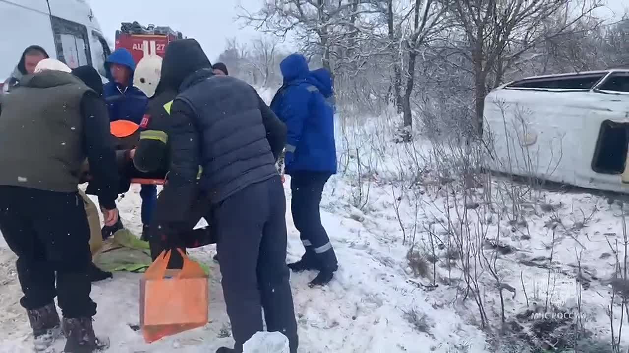 В Красногвардейском районе Крыма перевернулся рейсовый автобус, пострадали пять человек