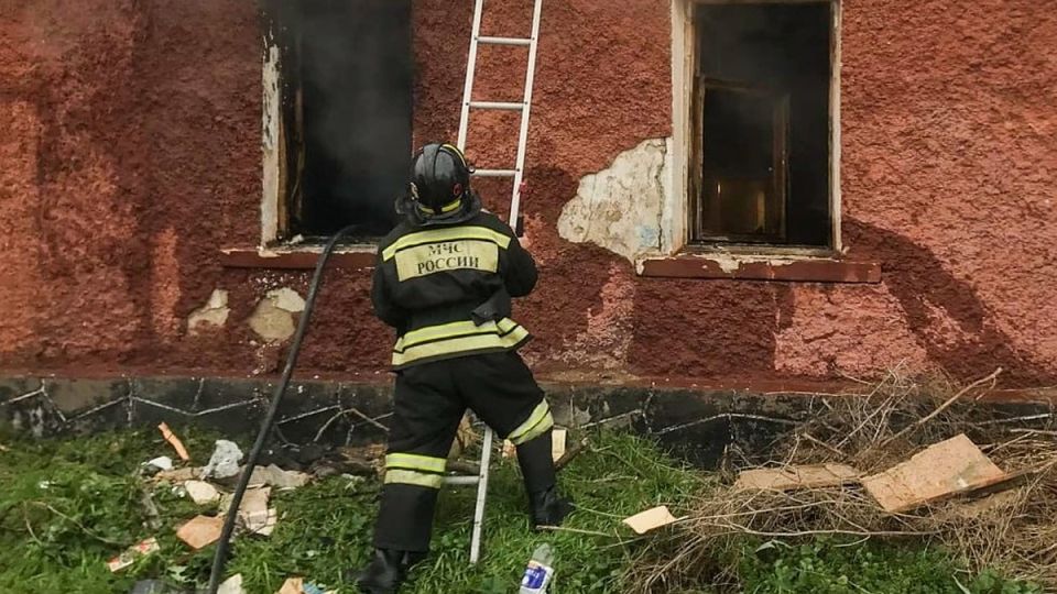 В Севастополе горел заброшенный дом: пожар тушили 11 человек