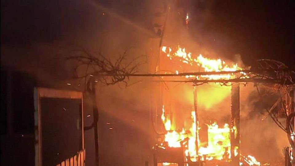 В Севастополе сгорел жилой дом