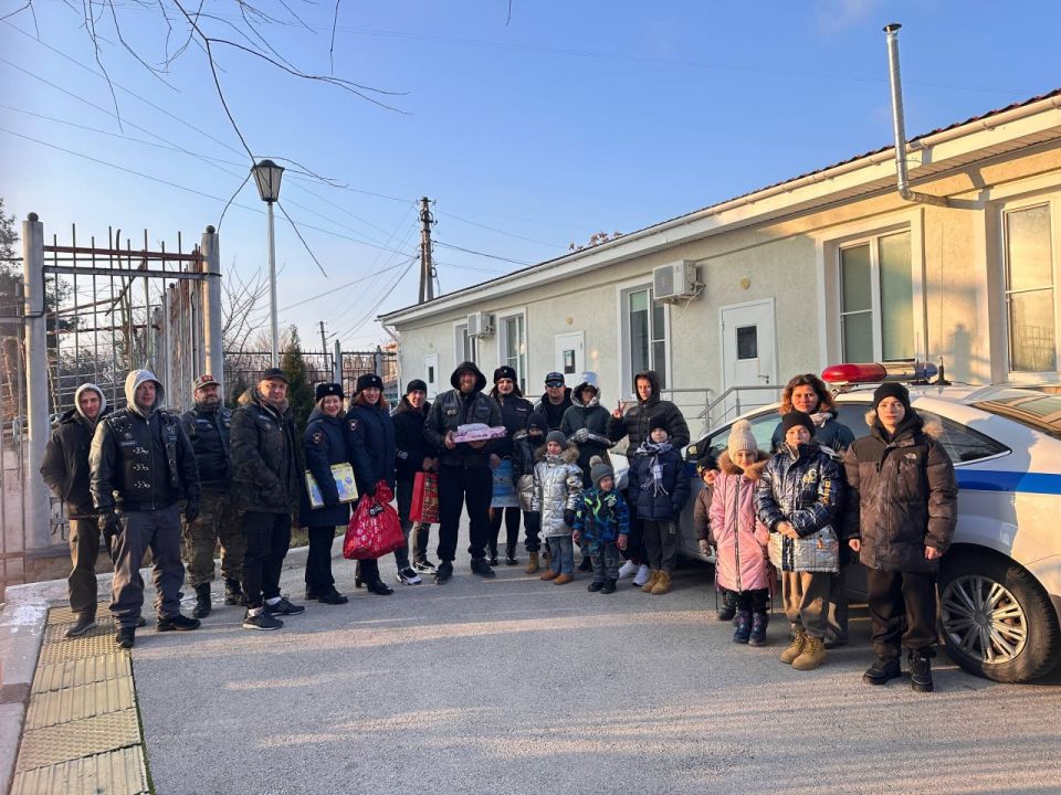 Севастопольские полицейские вместе с представителями мотосообщества поздравили с крещенскими праздниками воспитанников городского социального приюта