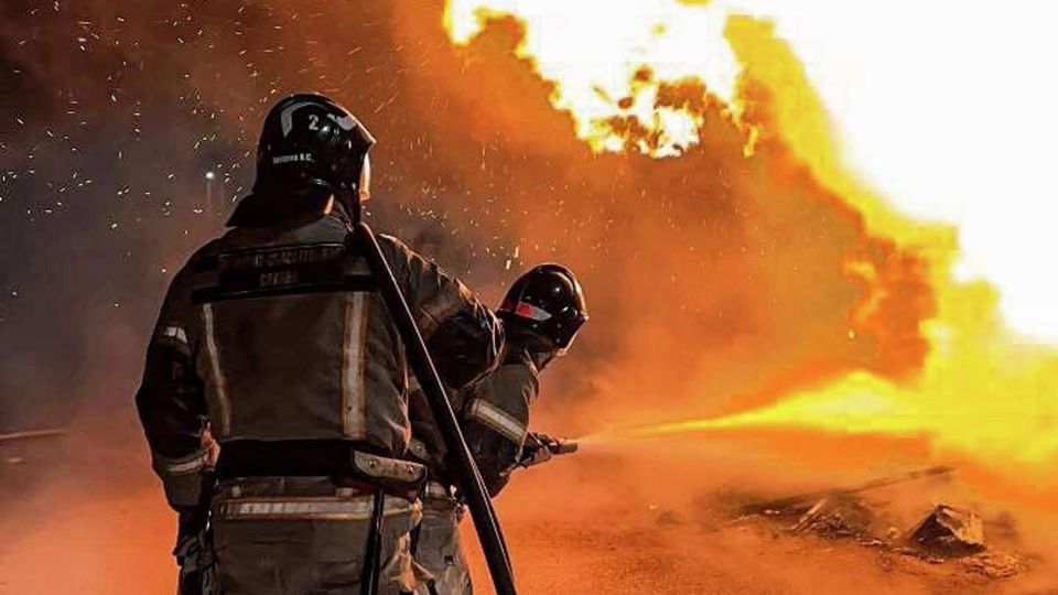 В Севастополе сгорел торговый павильон