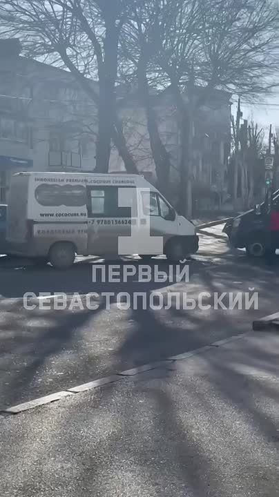 Две дорожные полосы перекрыты сейчас на ул. Гоголя из-за ДТП