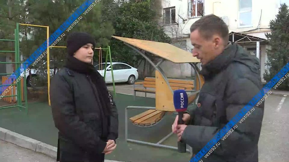 Подросток, который накануне упал в холодное море, дал интервью нашему корреспонденту