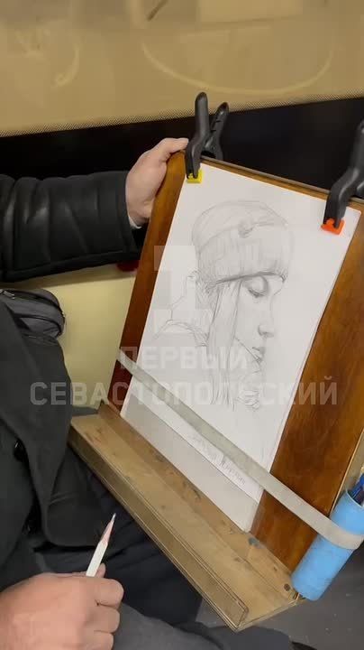 Портрет журналиста «Первого Севастопольского» нарисовал в троллейбусе № 20 случайный пассажир