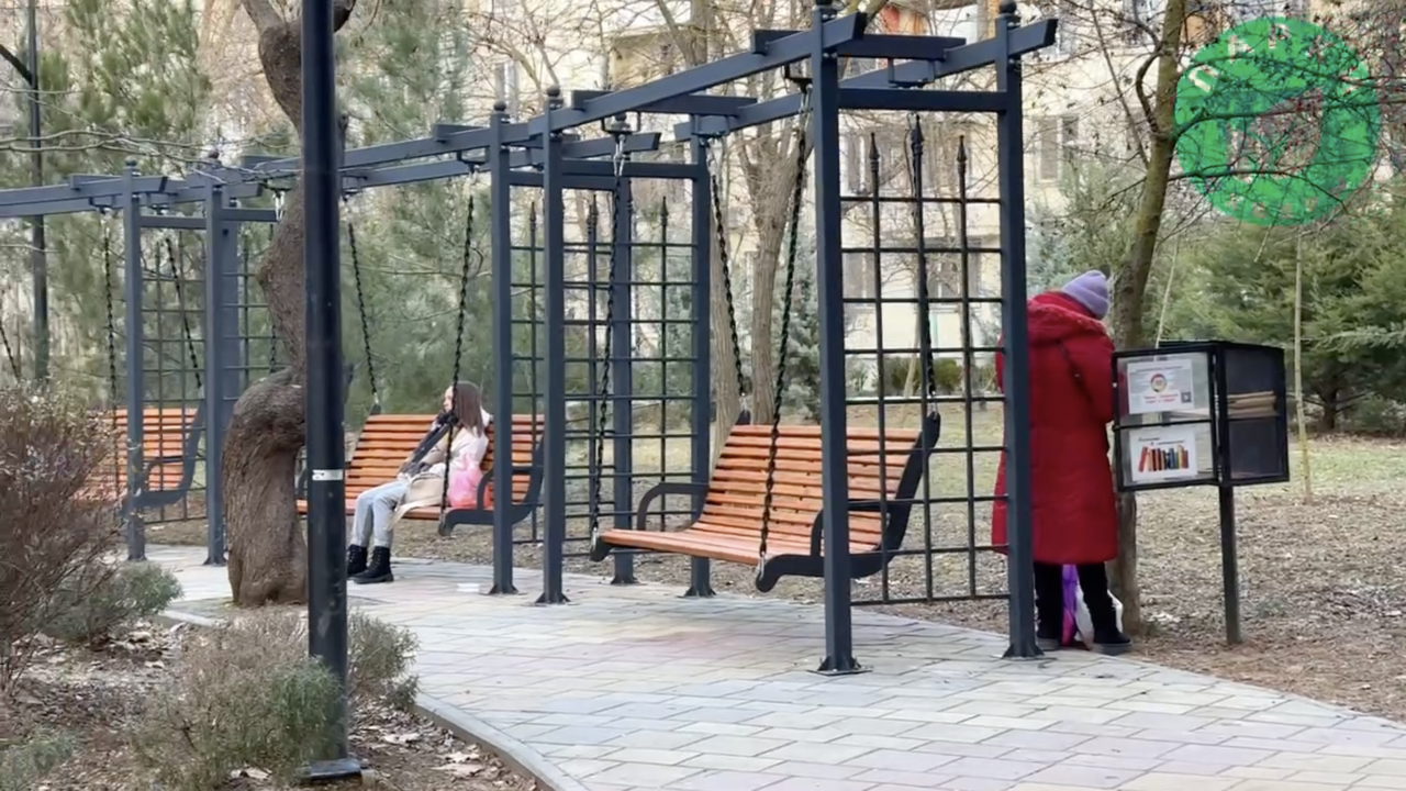 В севастопольском сквере 60-летия СССР обновили парковую мебель