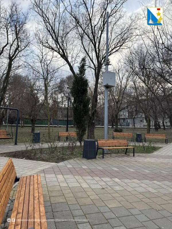 В сквере 60-летия СССР установили новые скамейки и урны