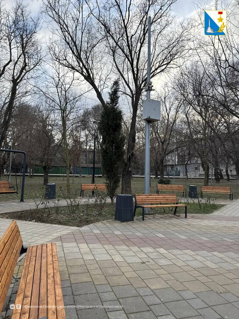 В сквере 60-летия СССР установили новые скамейки и урны