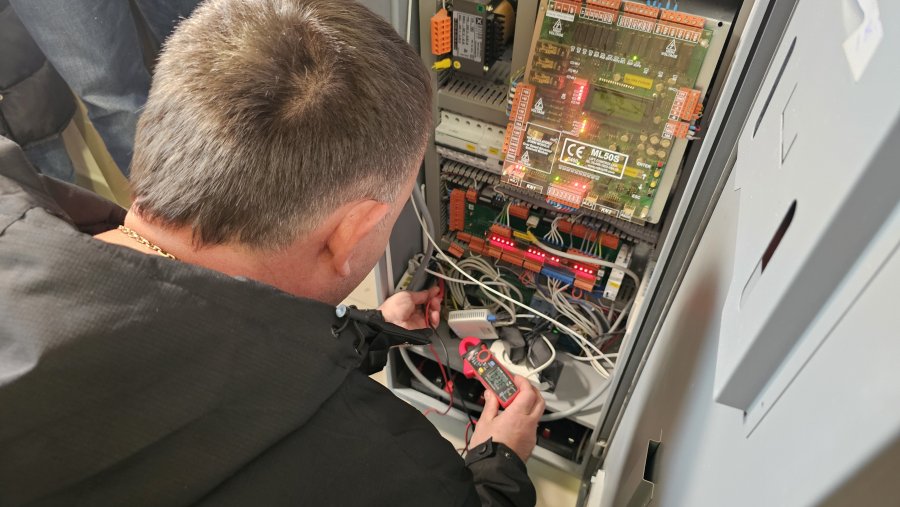 Комплексная проверка лифтов началась в доме №33Б на Лабораторном шоссе