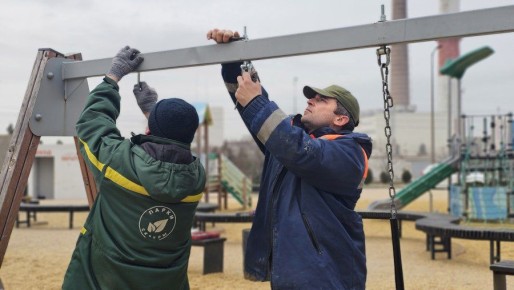Сотрудники «Парков и скверов» обновили качели на детской площадке у Дворца культуры рыбаков