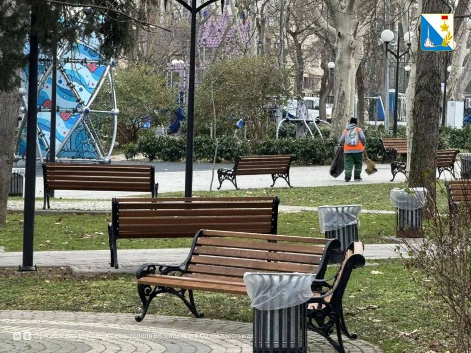 В парке имени Марии Байды установили 95 новых лавочек