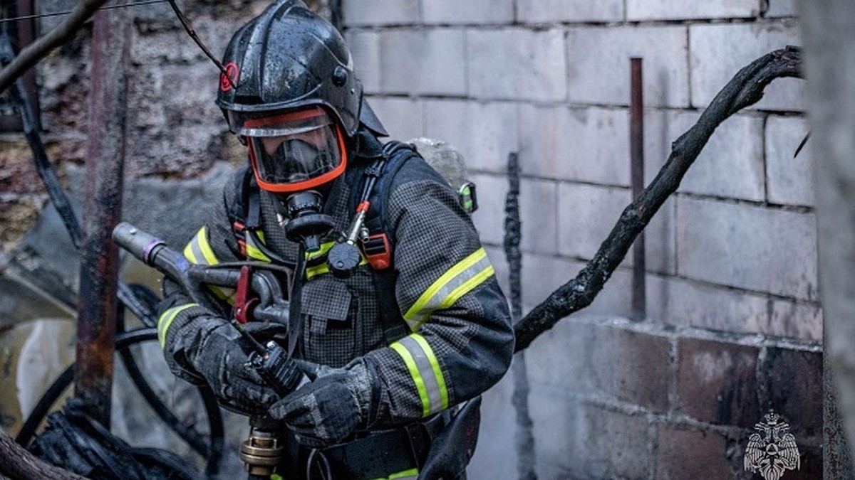 В Севастополе на пожаре в заброшке пострадал мужчина