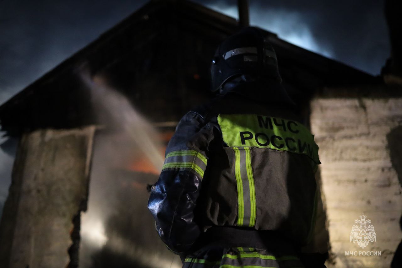 В Севастополе пожарные потушили частный дом, гараж и автомобиль