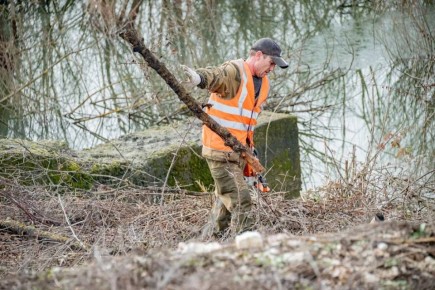 На стационарных гидропостах специалисты проводят плановые работы