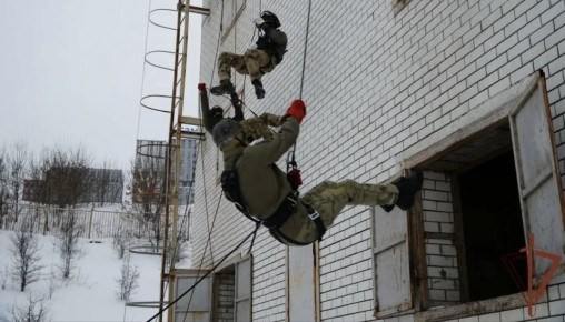 Бойцы СОБР отработали штурм многоэтажных зданий