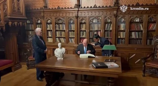 Король Малайзии оставил запись в книге почётных гостей Эрмитажа