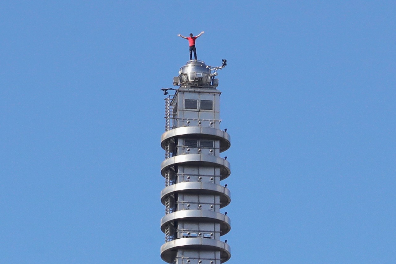 Скалолаз взобрался на небоскрёб Тайваня без страховки