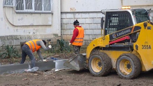 Возле дома на Генерала Острякова, 141 меняют асфальт