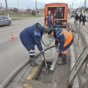 Водоканал: Рабочие моменты. Прочистка ливневого коллектора спецтехникой на ул. Пожарова Фото Николая Ерёмина