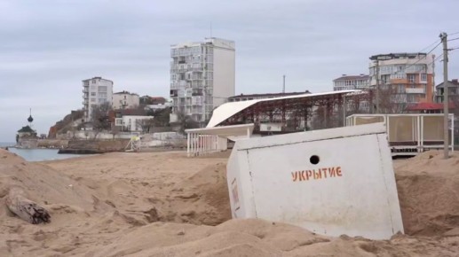 На пляже в Севастополе откопали "утонувшие" после шторма укрытия