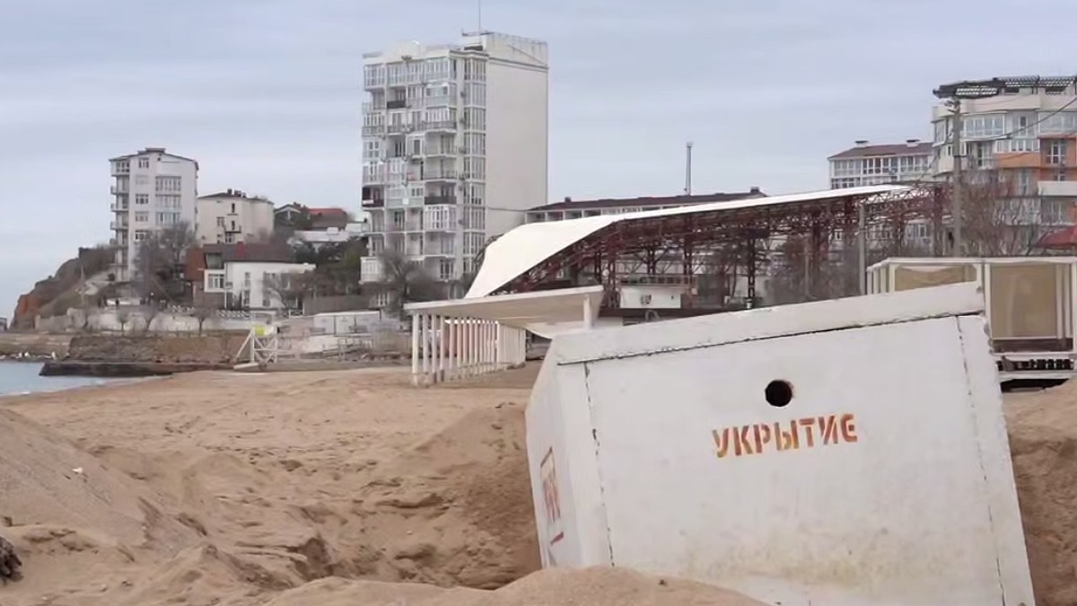 На пляже в Севастополе выкопали из песка укрытия