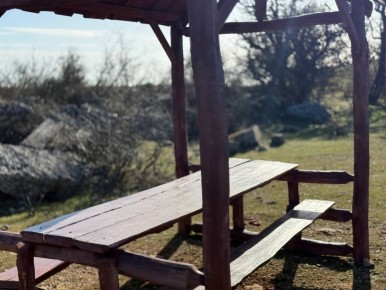 На Большой Севастопольской тропе обустроили шесть зон отдыха с навесами, столами и лавками для кратковременных привалов