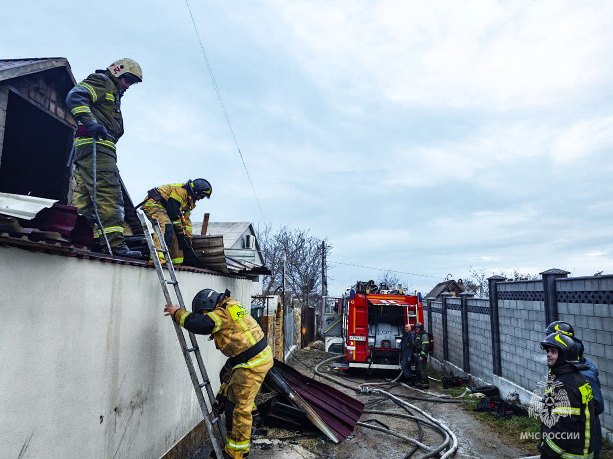 Пожар в частном доме ликвидировали сотрудники МЧС России по Севастополю