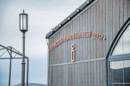 На одной из главных транспортных артерий, связывающих Севастополь с Южным берегом Крыма действует Туристско-информационный центр (ТИЦ) Севастополя, расположенный на территории Винодельни 78