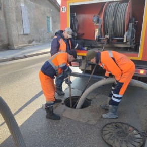 Водоканал: Рабочие моменты. Прочистка ливневых коллекторов спецтехникой на ул. Карантинной и ул. Пожарова Фото Николая Ерёмина