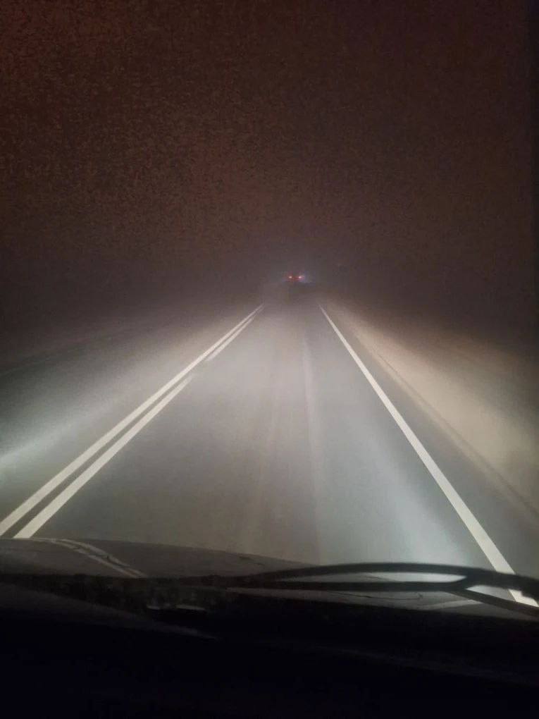 Крым окутал плотный туман, видимость на дорогах ограничена