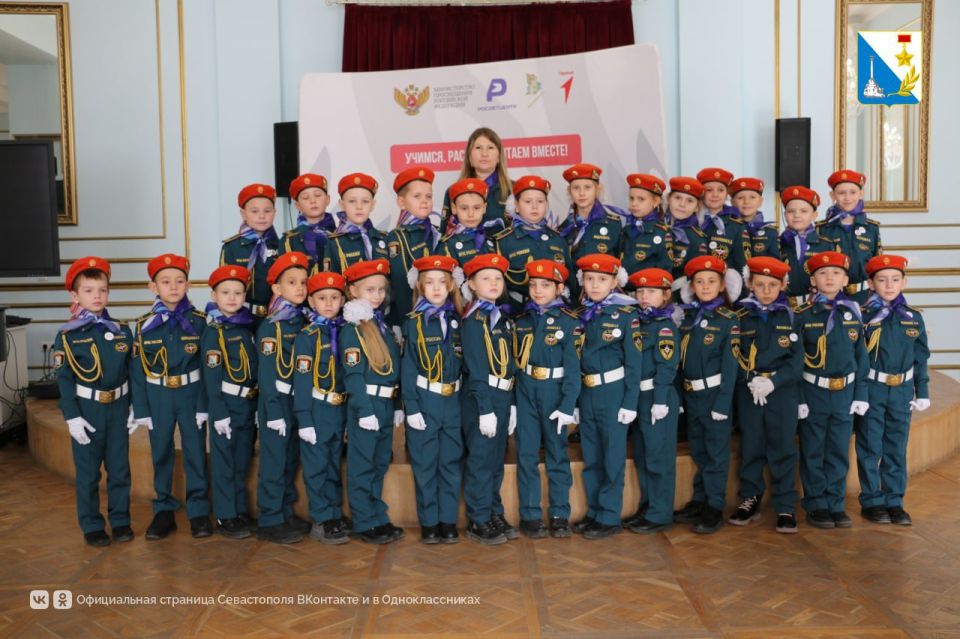Пятьсот младшеклассников Севастополя вступили в ряды движения «Орлята России»