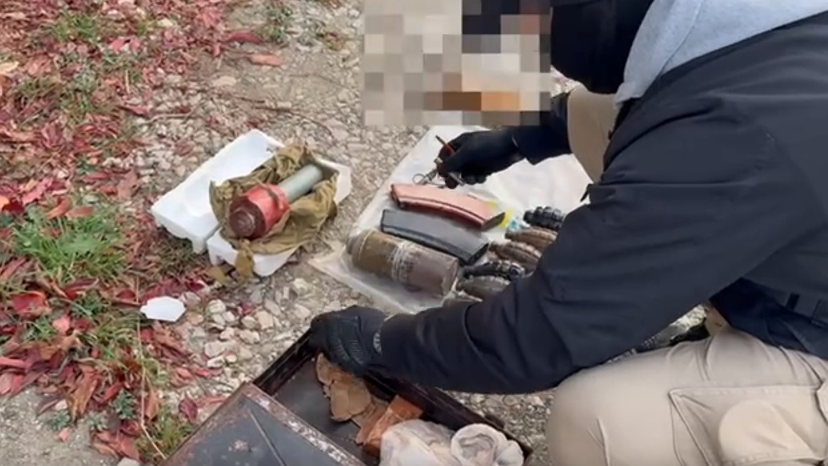 В Судаке мужчина превратил гараж в оружейный склад