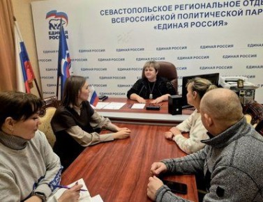 Инна Гончарова провела встречу с председателем общества слепых и представителем ОСФР по Севастополю