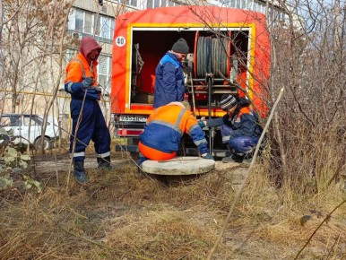 Водоканал: Рабочие моменты. Бригады № 3 и №4 службы водоотведения устранили засоры колодцев на ул. Истомина, ул. Лобанова, ПОР Фото Валентины Сапроновой и Михаила Петрова