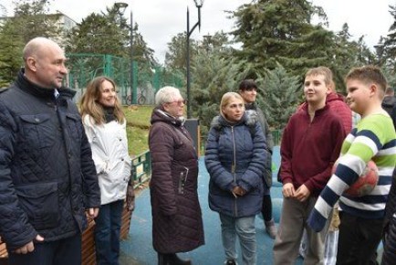 РАБОТА В ОКРУГЕ. Владимир Немцев обсудил благоустройство территории сквера Севастопольских курсантов