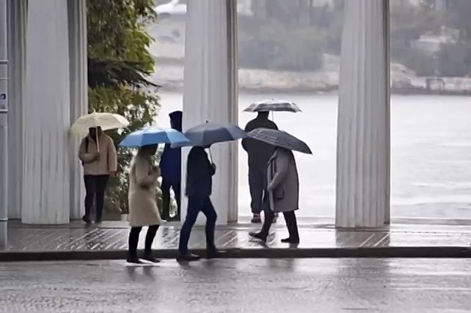 Сильный ветер и дождь со снегом надвигаются на Севастополь