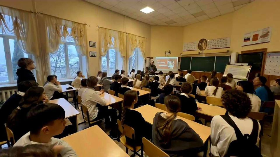 Игорь Михеев: В Севастополе продолжается акция «Знание.Герои» о подвигах защитников Сталинграда школьникам рассказывают те, кто знает цену мужеству не понаслышке — ветераны СВО