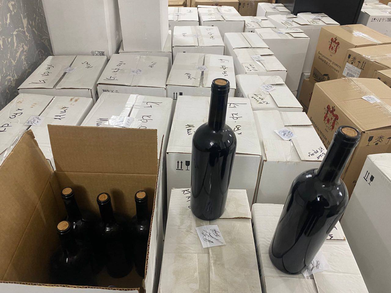 В Симферополе осудят мужчину, который планировал продать 6,5 тысяч литров опасного алкоголя