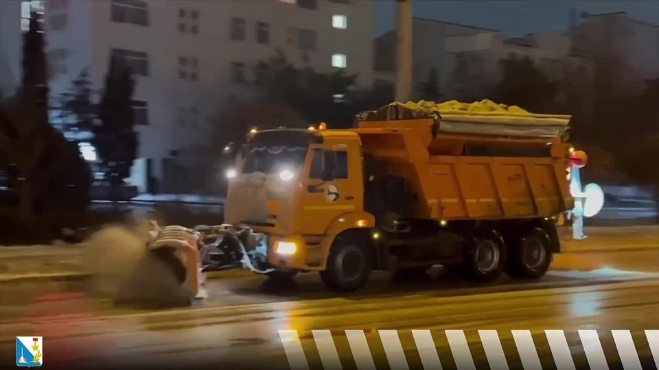 Более 20 единиц спецтехники обрабатывают дороги Севастополя от гололеда
