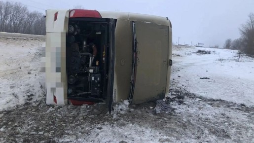 Рейсовый автобус Севастополь-Астрахань перевернулся в Ставропольском крае
