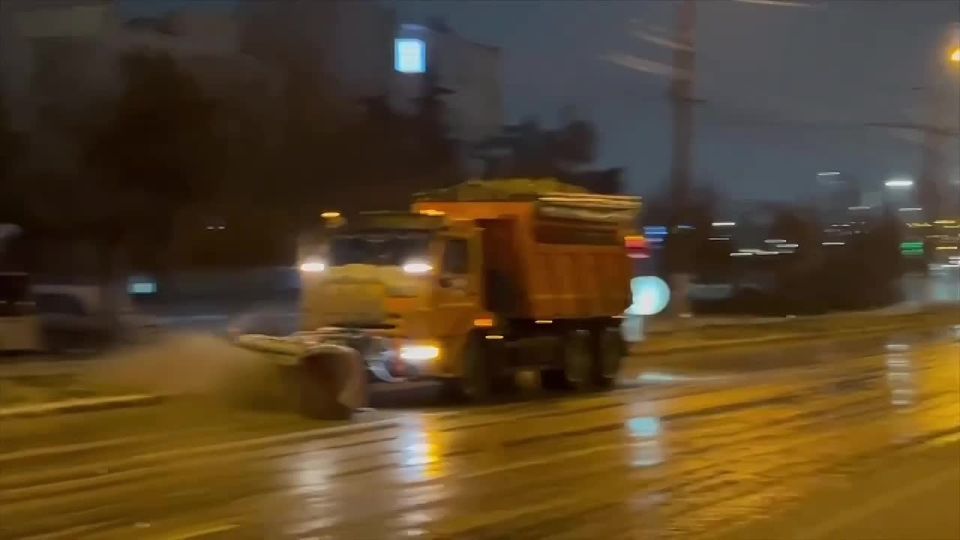 На улицах Севастополя работают более 20 машин спецтехники