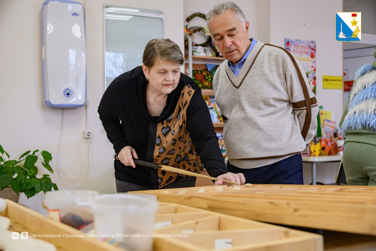 В севастопольском центре соцобслуживания жителей старшего возраста учат спортивным настольным играм
