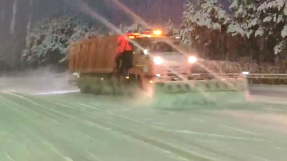 Дороги в Крыму замело снегом