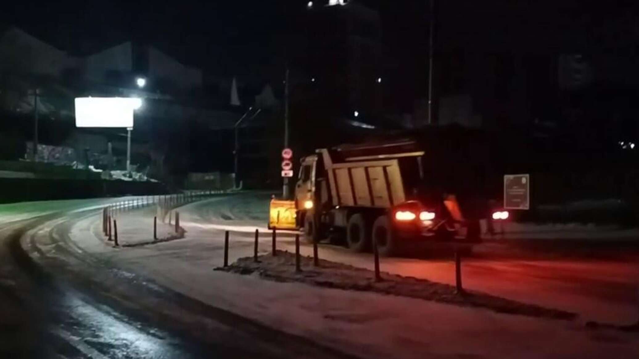 На дороги Севастополя за ночь высыпали более 250 тонн реагентов