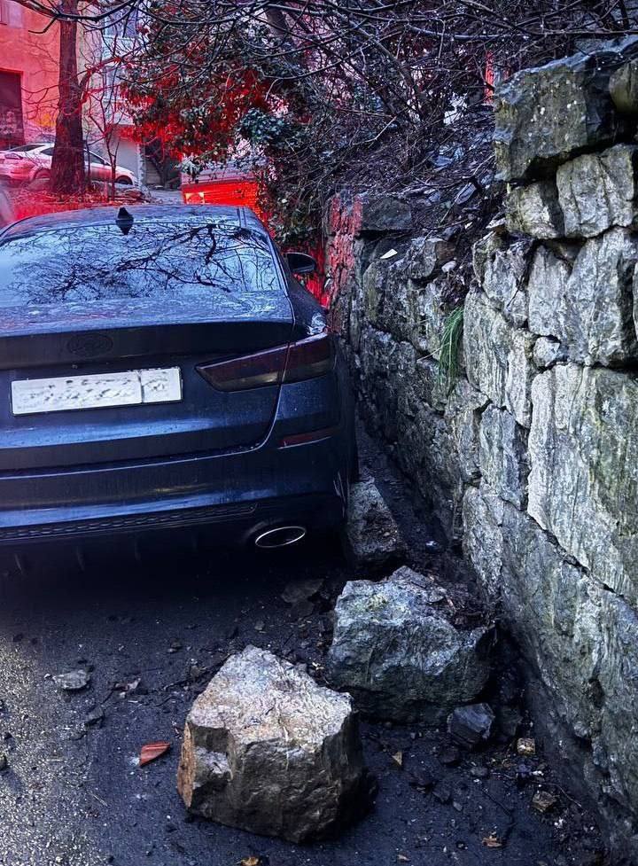 В Ялте обвалившаяся подпорная стена повредила автомобиль