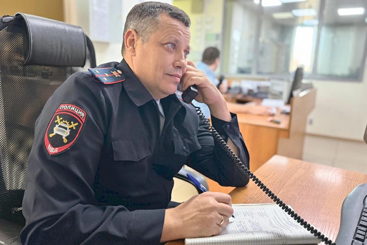 Отдохнуть всегда успеем. Суточная смена сотрудников дежурной группы Госавтоинспекции Севастополя всегда проходит в напряжённом ритме: звонки о дорожно-транспортных происшествиях, нарушениях, обращения граждан, отчёты...