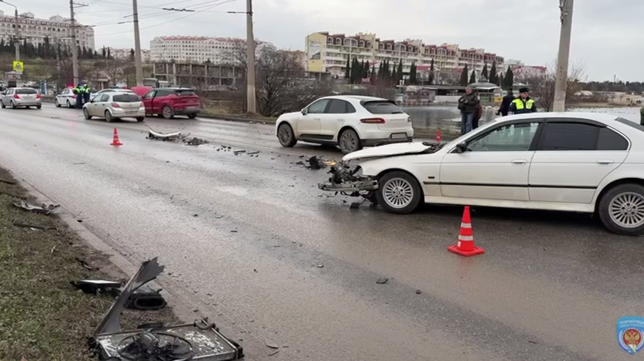 Два человека пострадали в лобовом столкновении иномарок в Севастополе