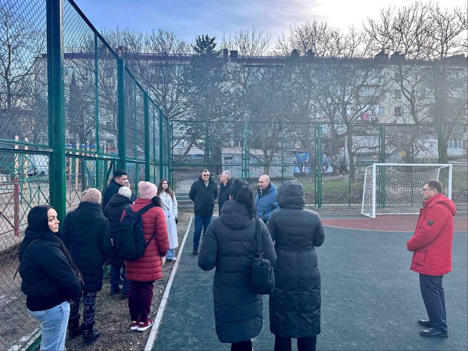 Владимир Немцев: Встретился с жителями домов №17, 21, 23 и 25 по улице Вакуленчука, чтобы обсудить завершение ремонта спортивной площадки и дальнейшие планы по благоустройству территории