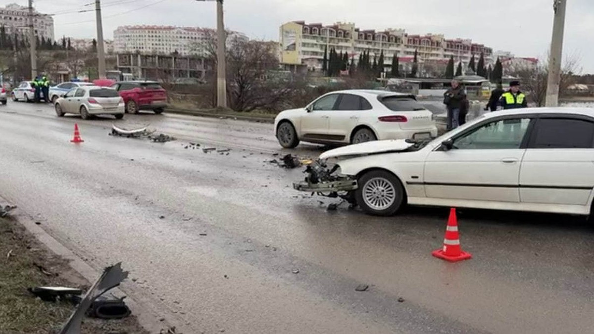 Две легковушки столкнулись лоб в лоб в Севастополе: пострадали два человека