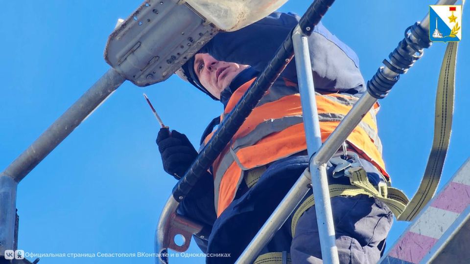 «Горсвет» ремонтирует уличные фонари на проспекте Октябрьской Революции