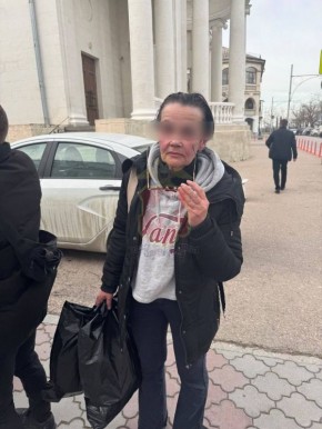 В Севастополе задержали женщину, которая грела ноги на Вечном огне